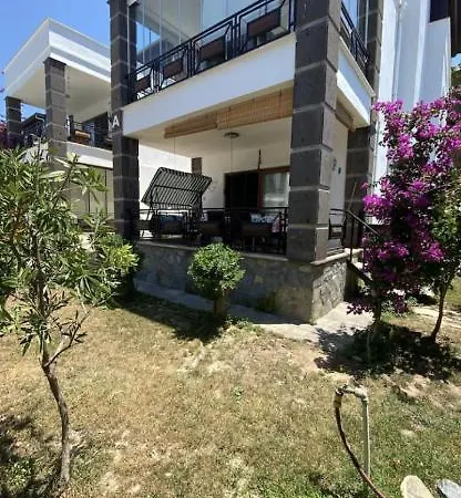 Turgutreis Merkezi Konumda Site Icinde Yazlik Ev *